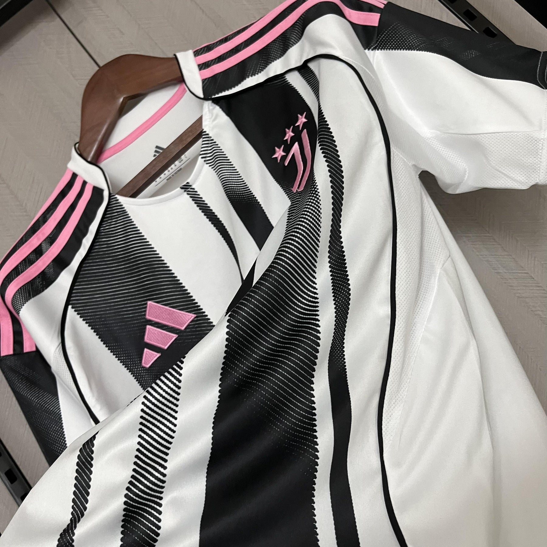 Camisa Juventus Titular 25/26 - Preto e Rosa