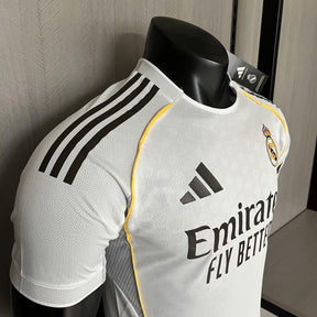 Camisa Real Madrid Titular 2025/26 - Versão Jogador Branco e Dourado